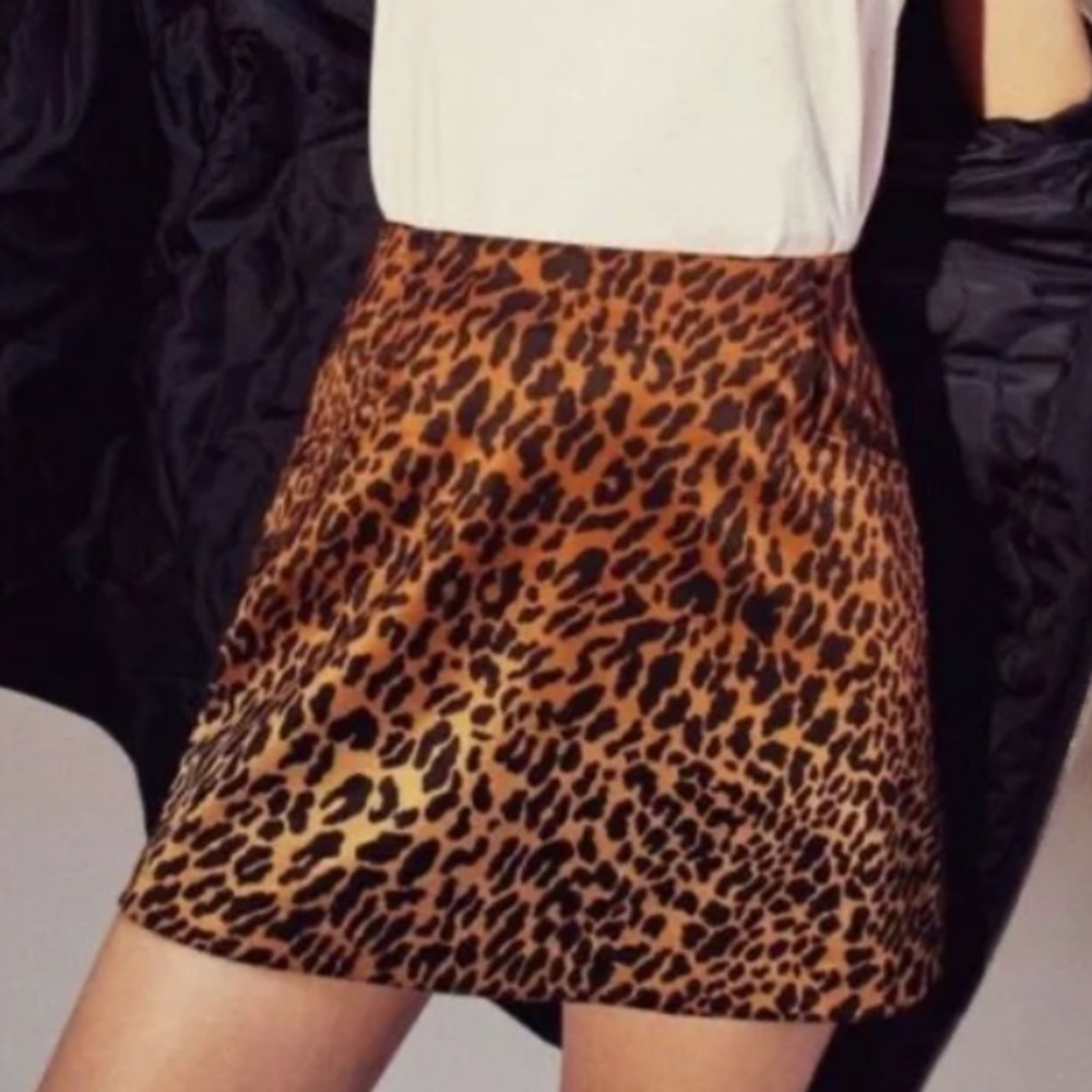 Urban Outfitters l Leopard Print Mini Skirt Size 4
